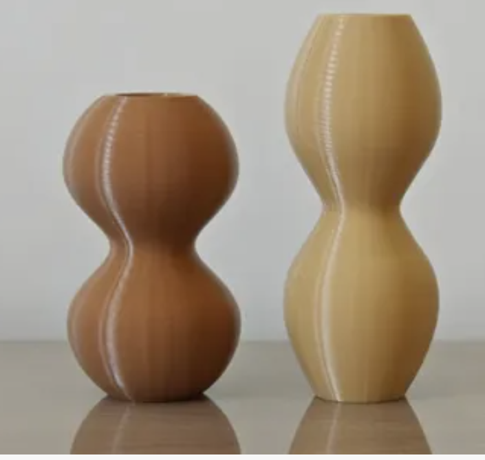 Vaso aramado em base branca