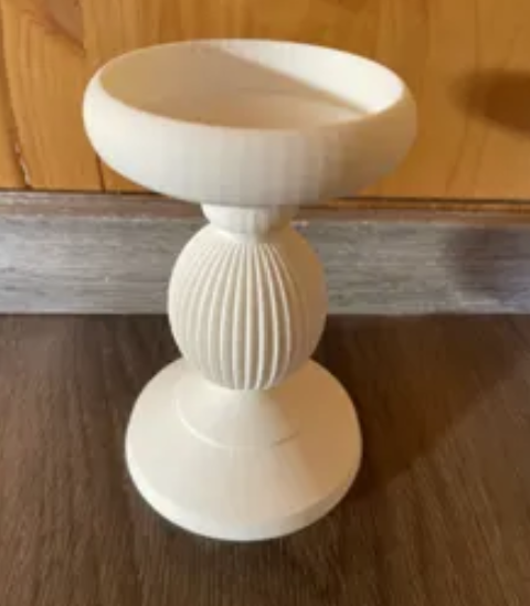 Vaso aramado em base branca